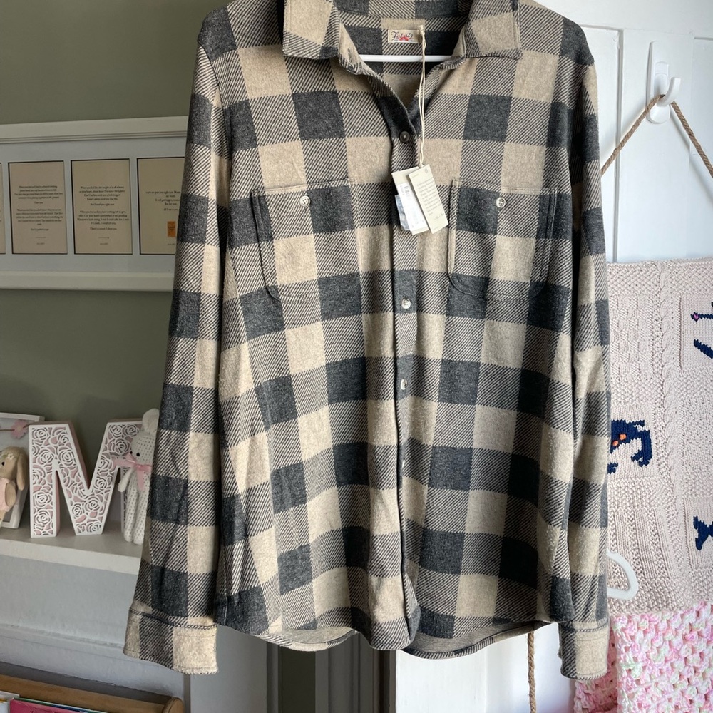 Never worn Faherty brand button down light weight flannel